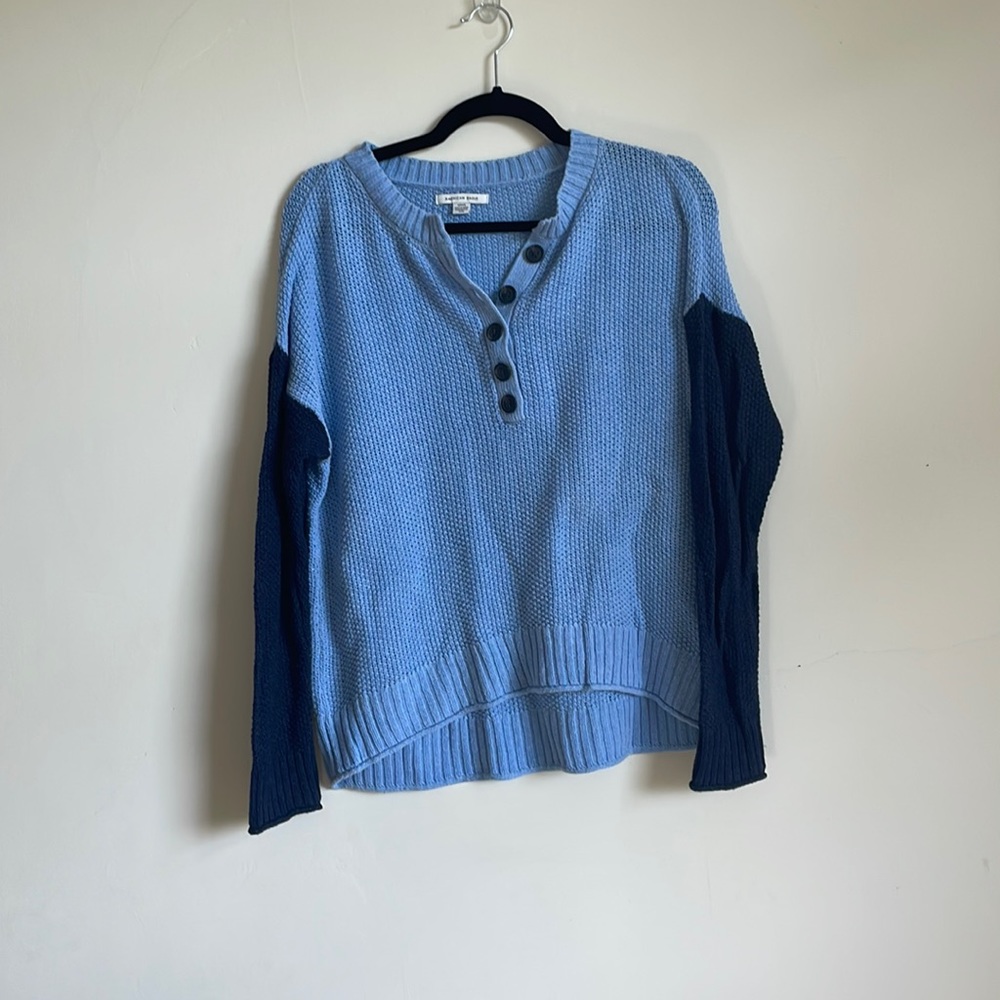 American eagle size S knit blue two toned light sweater